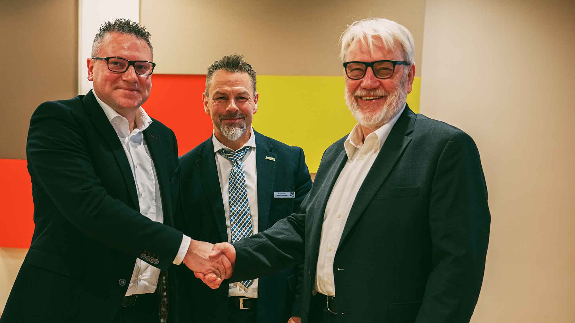 Wohnbau-GEschäftsführer René Stüpmann, Bürgermeister Hendrik Sommer und Geschäftsführer der KWU, Hartmut Roll