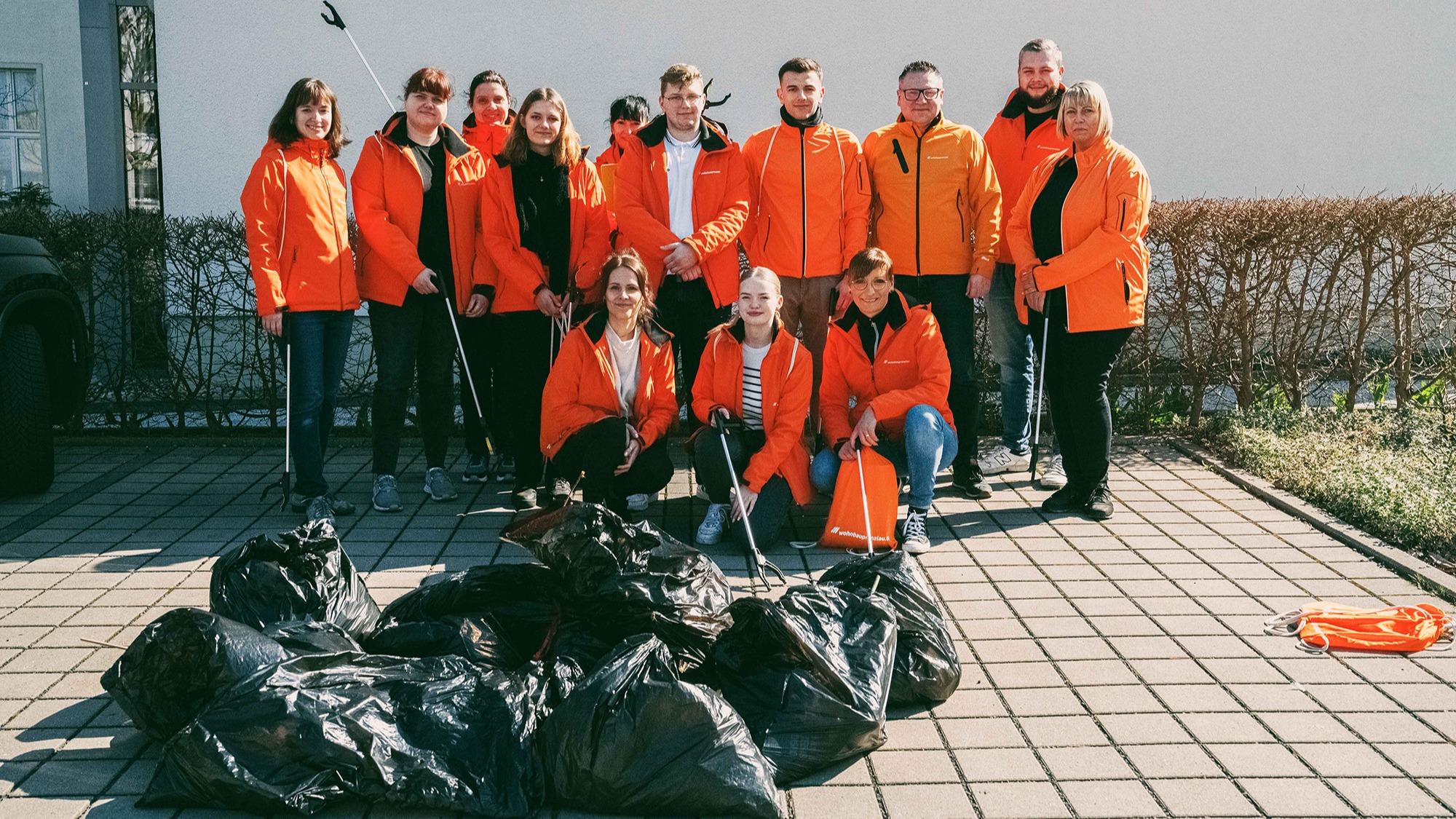 Das Team der Wohnbau beim Frühjahrsputz