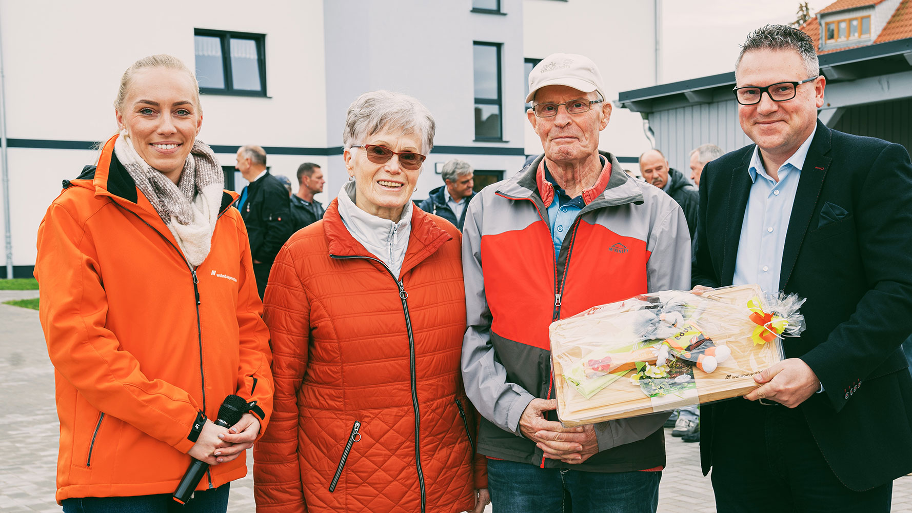 Präsentübergabe an die Mieter:innen