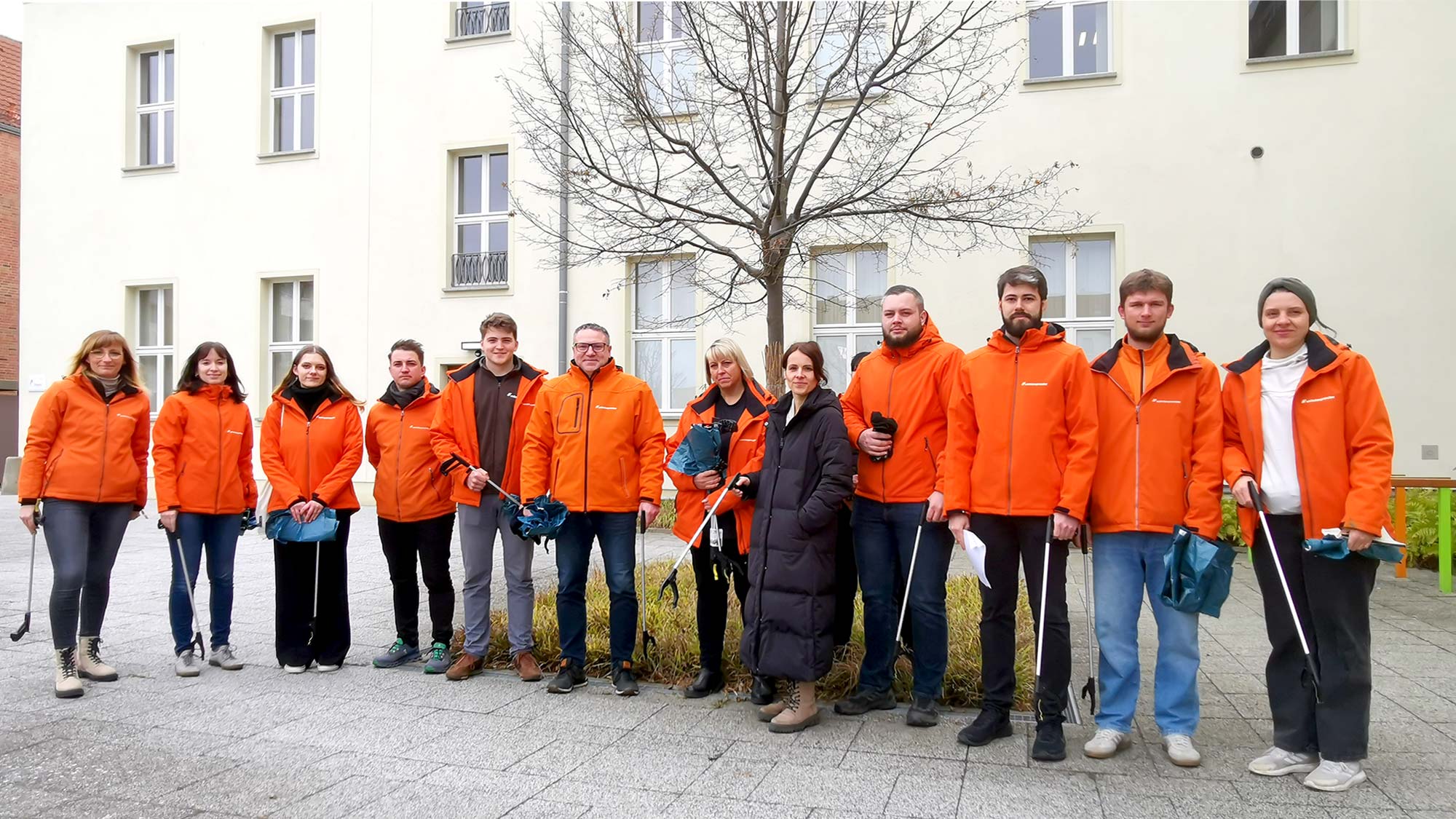Das Team der Wohnbau beim Frühjahrsputz