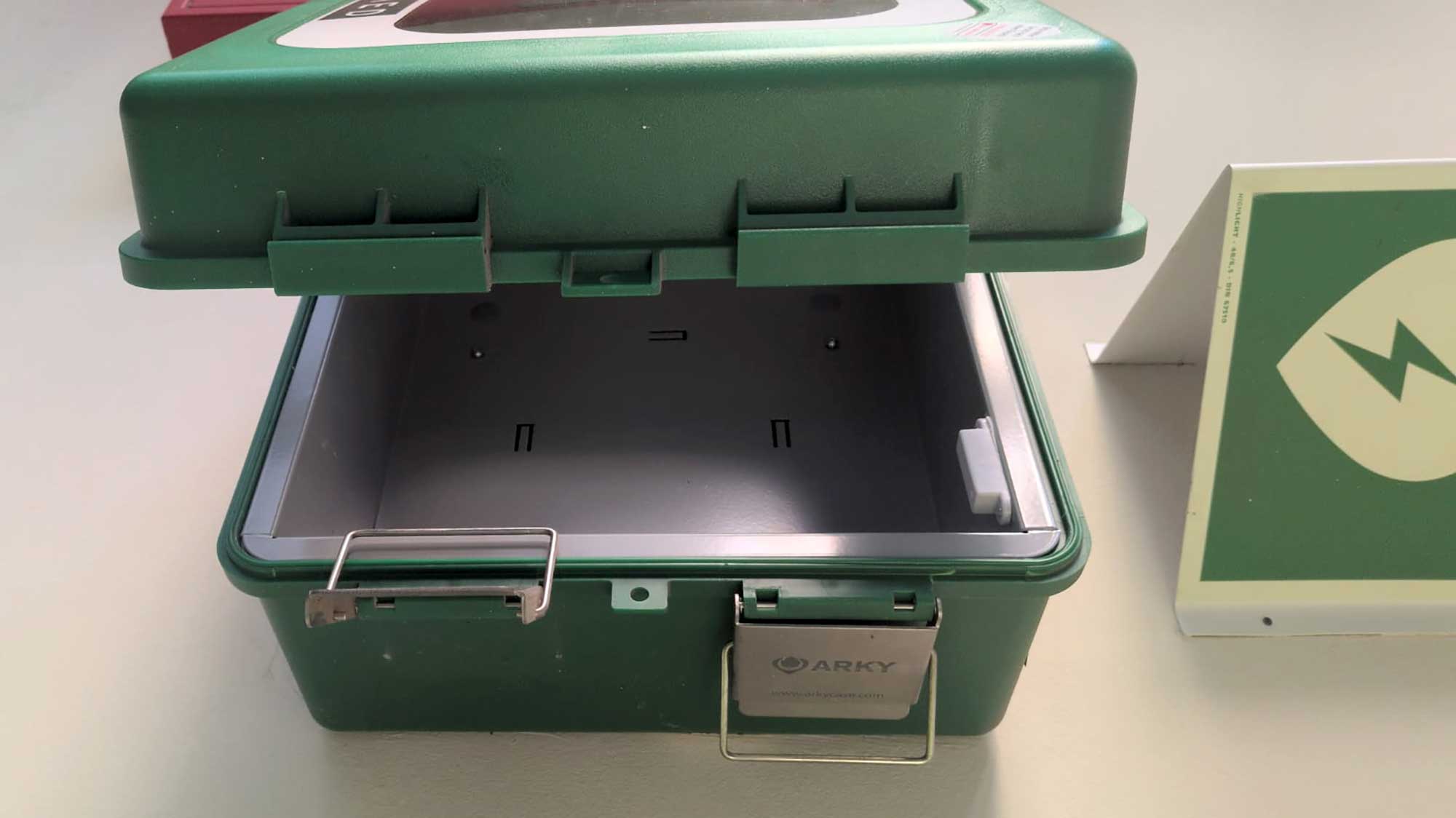leere Defibrillatorkiste
