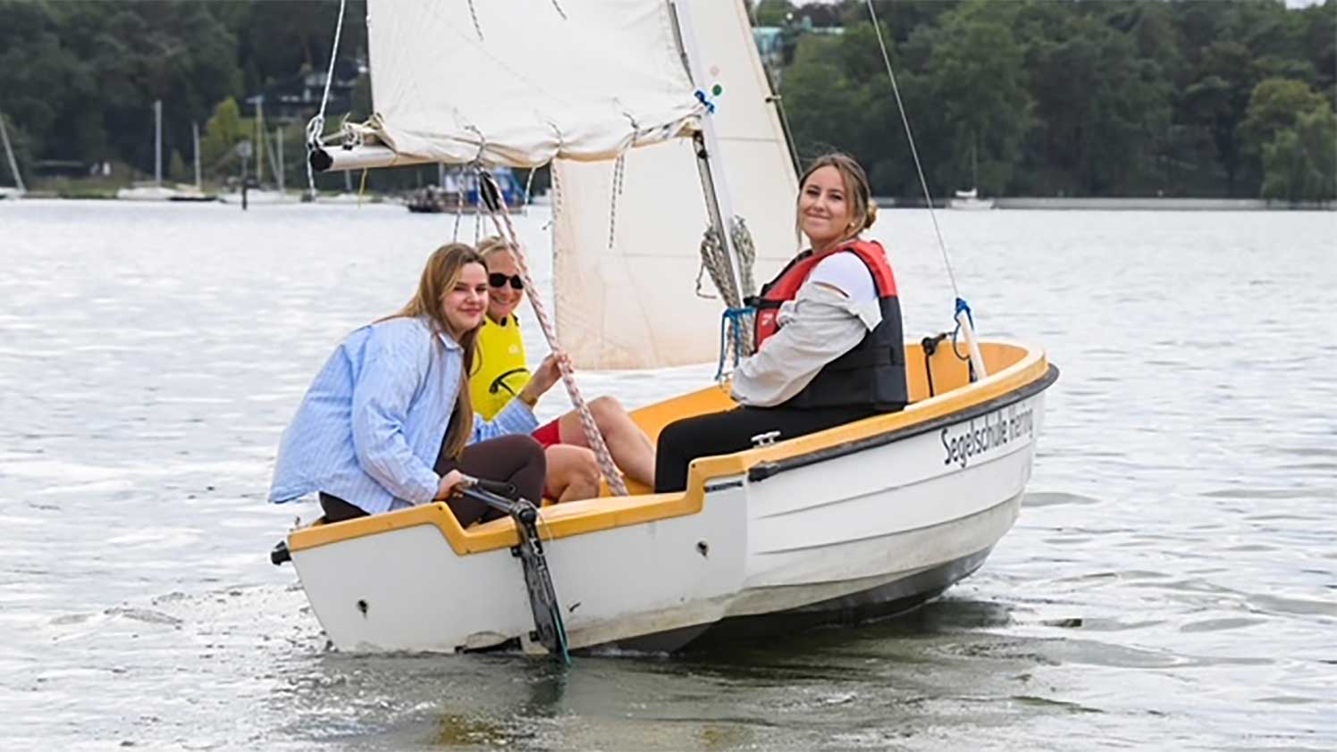 Marie Pasemann (rechts im Bild) beim Segeln während der »Lerninsel der BBA«