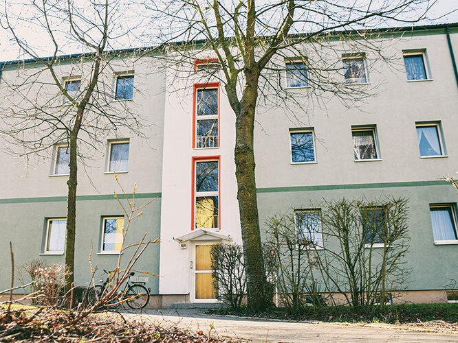 Zum Mietangebot verlinktes Bild: Ansehen, Einziehen, Zuhause sein. Frisch für Sie saniert.