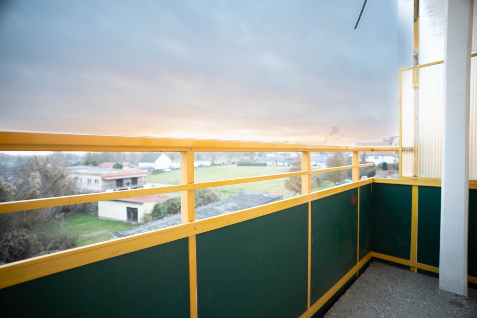 Zum Mietangebot verlinktes Bild: Sonnenuntergang auf diesem Balkon genießen.