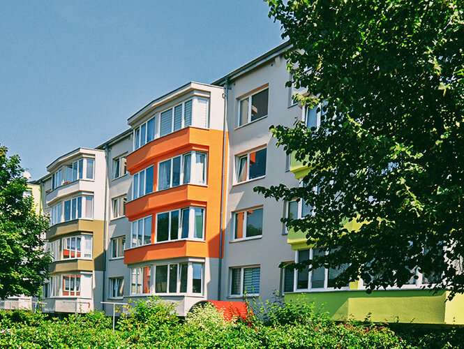 Zum Mietangebot verlinktes Bild: Großzügiges Wohnzimmer mit Erker.